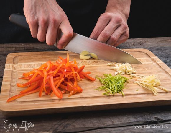 Порубите соломкой сладкий перец, чеснок, имбирь, цедру лимона.<br />
 