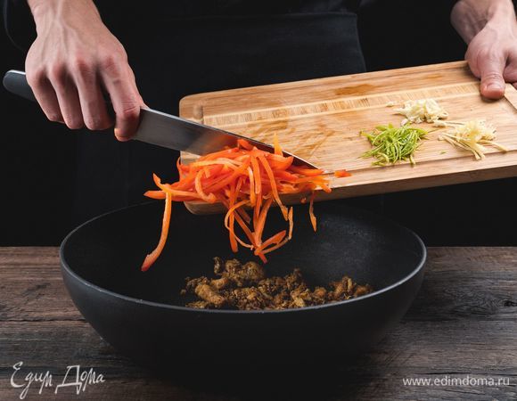 В сковороду к курице добавьте сладкий перец, чеснок и имбирь. Жарьте в течение минуты на сильном огне, постоянно помешивая.<br />
 