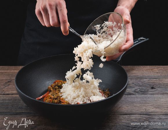 Выложите в сковороду отварной рис, хорошо перемешайте, накройте крышкой и выдержите на огне минуту.<br />
 