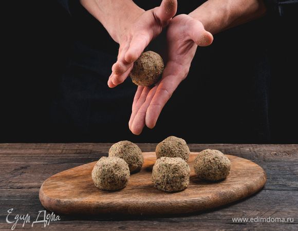 Охладите полученную массу в холодильнике, смочите руки в воде и начинайте лепить шарики диаметром 5–6 см.<br />
 