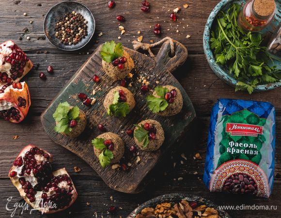 Если вы подаете пхали на праздничный стол, украсьте закуску зернам граната. Приятного аппетита!
