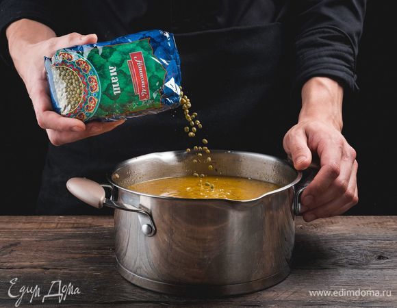 После закипания добавьте маш ТМ «Националь», положите соль и все специи. При желании можете добавить сюда любые другие восточные приправы на свое усмотрение.<br />
 