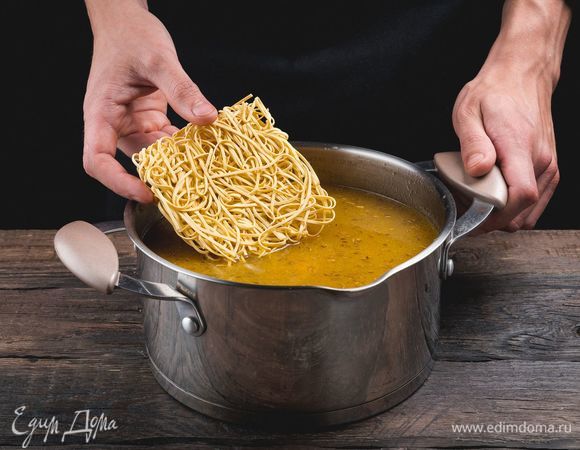 Когда маш будет почти готов, положите домашнюю лапшу и мелко нашинкованную зелень. Суп будет готов, как только сварится лапша.