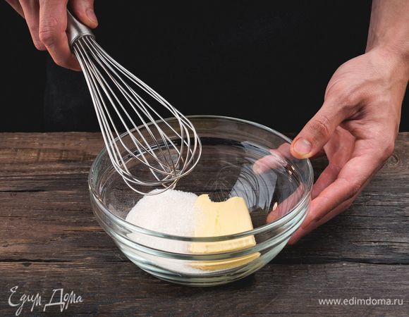 Разотрите размягченное сливочное масло с сахаром.<br />
 