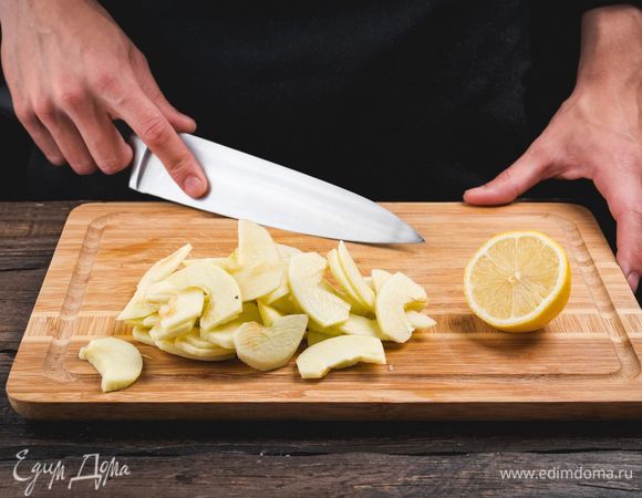 Очистите яблоки от кожуры, удалите сердцевину и нарежьте тонкими дольками. Сбрызните лимонным соком.<br />
 