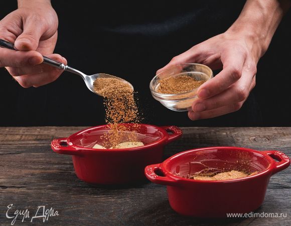 Посыпьте сахаром и корицей.
