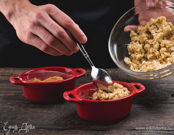 Сверху равномерно выложите овсяную крошку.