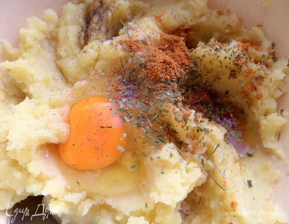 Вбить яйцо, специи.