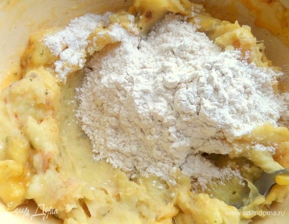 Ввести частями муку и быстро замесить. В оригинале количество было 1:1, то есть мука пополам с пюре, но у меня поменьше.