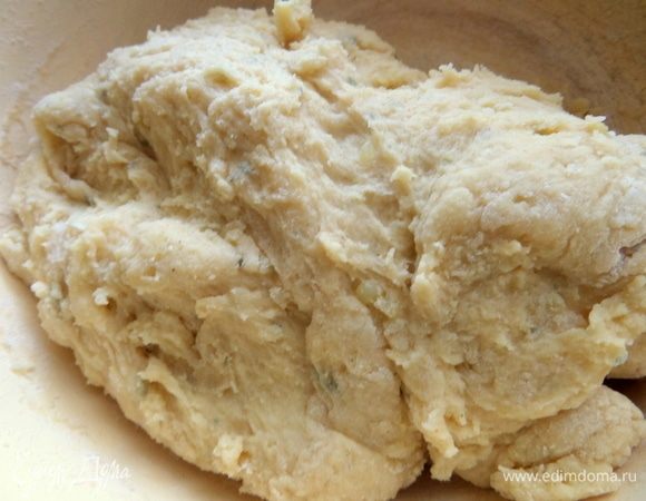 Тесто липкое, но лучше не забивать лишней мукой. Муки разное количество требуется, так как сорт картошки у всех разный.