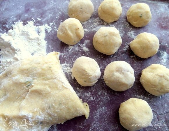 Отщипываем по кусочку и катаем шарик.