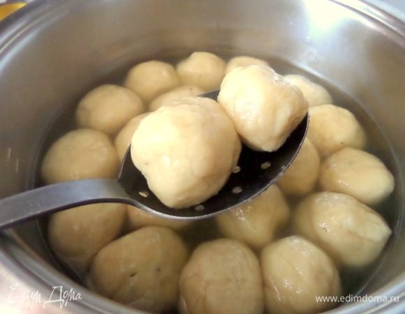 Когда поварятся 7–10 мин. (зависит от размера) и всплывут, даем стечь воде.