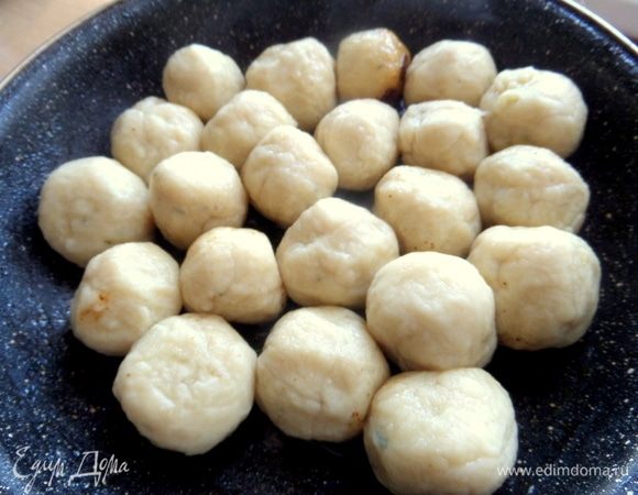 Перенести в сковороду с маслом.