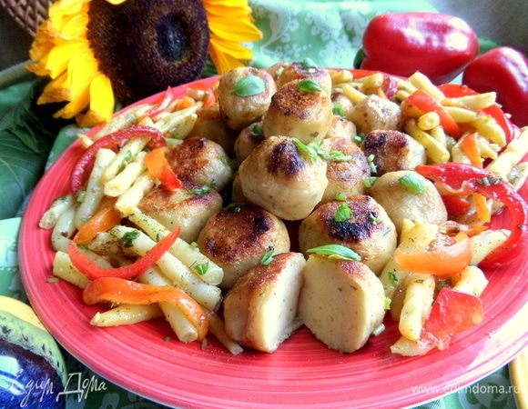 Галушки с приятной корочкой, внутри плотные, но свежие мягче, чем когда постоят.