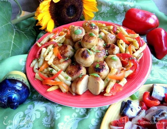 А рядом у меня еще один рыбный салат.