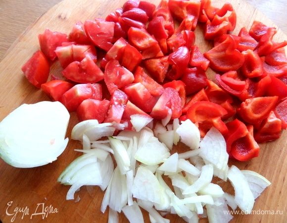 Нарезать тонко лук (помять для сочности), кусочками паприку и томат.