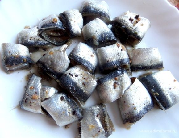 Килька у меня филешками, очищенная, я каждую филешку поделила для удобства пополам. Называется такая баночка «Мужской поцелуй» — поперченее и есть вариант понежнее «Женский поцелуй». Берем оба варианта под настроение.