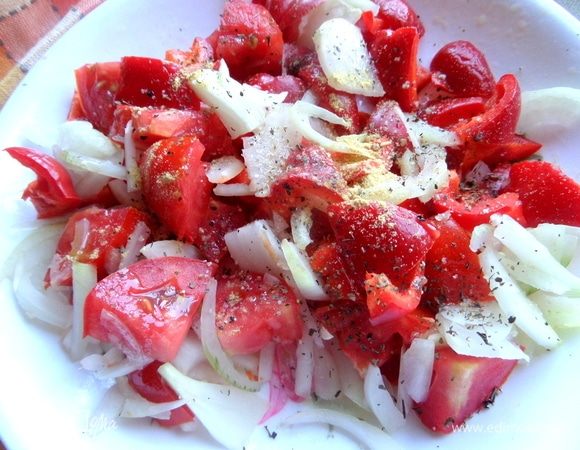 Смешать овощи, добавить специи.