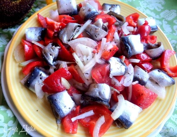 Распределить овощи и кильку по тарелке ровным слоем. На этот раз без горки. Сбрызнуть маслом и лимонным соком.