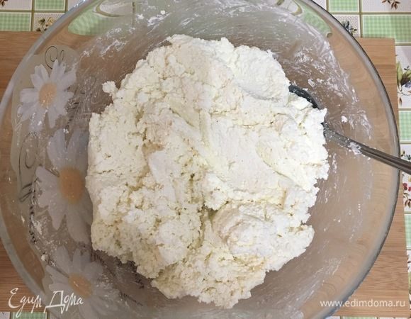 В другой посуде к творогу добавить сметану и манку, перемешать. Добавить яйца с сахаром, перемешать.
