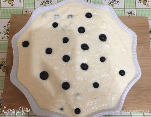 Выложить в смазанную сливочным маслом форму. Выпекать в духовке 40 минут при 180°C. Дать остыть в теплой духовке.