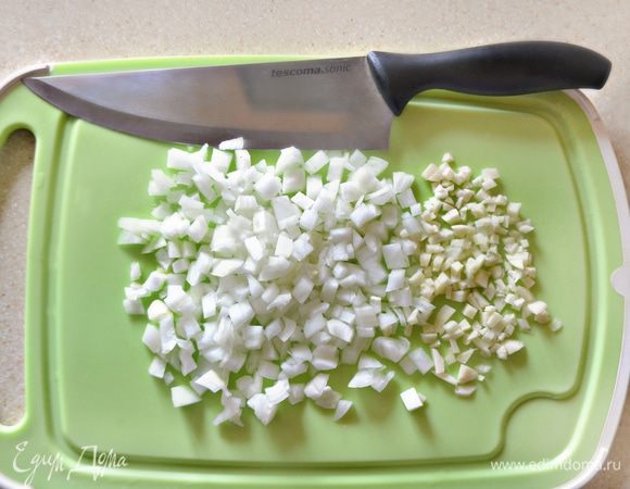 Лук мелко порубите, чеснок измельчите и слегка пассируйте на оливковом масле (1–2 ст. л.).