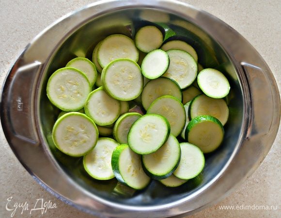 Кабачок и цукини нарежьте кружочками (0,4–0,5 см толщиной), посолите и дайте постоять 10–15 мин.