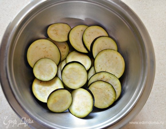 Небольшой баклажан также нарежьте кружочками, хорошо посолите и дайте постоять 10–15 мин., чтобы вышла горечь. После чего промойте в холодной воде.