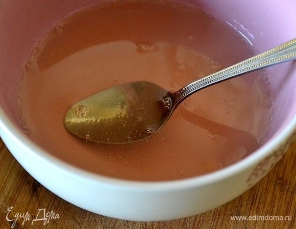 Нам нужно 2 пакета быстрорастворимого желатина, у него расход — 1 пачка на 500 мл жидкости. Сливочный слой будет объемом примерно 1 л, 2 пачки желатина пойдут в дело. Заливаем желатин горячей водой, берем воды примерно 70 мл и тщательно размешиваем. Пока желатин растворяется, делаем сливочный слой.