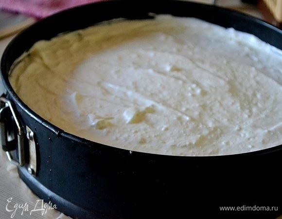 В миску с желатином кладем буквально 5–6 ложек сливочной массы, тщательно перемешиваем. И теперь уже все отправляем в общую миску. Сливочный слой выкладываем на шоколадную основу в разъемную форму, отложив примерно 1/4. Форму постукиваем аккуратно по столу, чтобы не было пустот и сливочный слой лег равномерно.