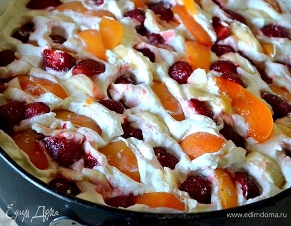 Аккуратно укладываем ягоды, банан и абрикосы в сливочную массу.