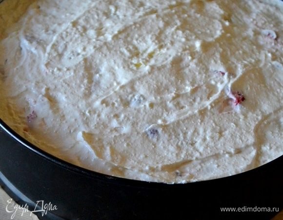 Накрываем все отложенной ранее сливочной массой, выравниваем. И отправляем форму в холодильник.