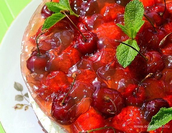 Чизкейк подаем сразу же, так как он такой нежный и воздушный и в летнюю жару легко потеряет форму и свежесть.