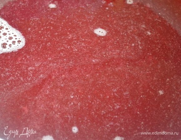 Остатки ягод заливаем горячей водой и доводим до кипения. В полученном отваре растворяем сахар. Добавляем свежий сок. Все перемешиваем.