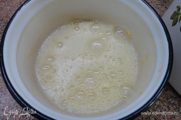 Слегка взбиваем яйца с сахаром и солью, вместе с кефиром добавляем к теплой молочно-масляной смеси.
