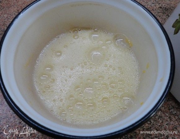 Слегка взбиваем яйца с сахаром и солью, вместе с кефиром добавляем к теплой молочно-масляной смеси.