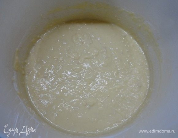 И вливаем всю жидкую смесь. Перемешиваем ложкой, получается жидкое, как на оладьи, тесто. Оставляем его на 30–40 минут. За это время оно опадет и покроется пузырьками.