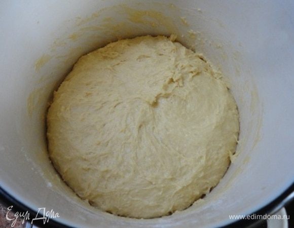 Теперь частями вводим просеянную муку (у меня ушло на 100 г больше в этот раз) и вымешиваем (не менее 10 минут) руками. Время указано относительно. По моим ощущениям тесто достаточно вымешано, когда оно становится упругим, само как бы «собирается» в единое целое. В идеале, говорят, оно должно отставать от рук и стенок посуды. С раннего детства в памяти осталась картинка, когда мама после долгого вымешивания теста для хлеба в огромной кастрюле (или я была маленькая, а не кастрюля большая?), вынимала руку и она была совершенно сухая. Оставляем тесто в тепле.