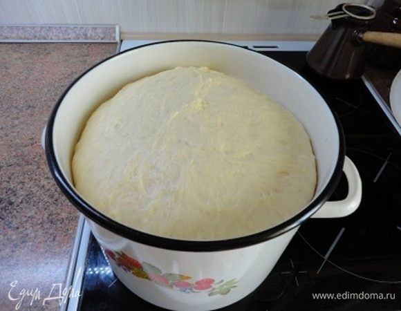 Примерно через час 5-литровая кастрюля заполнилась воздушным тестом.