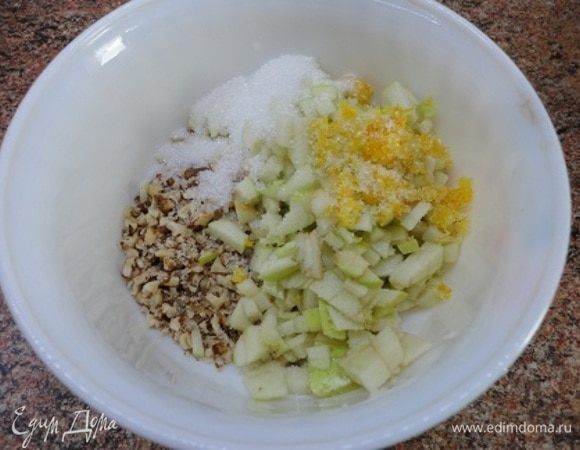 Пока тесто подходит, можно приготовить начинку. Измельчить орехи, яблоки нарезать мелко (я даже не очищала их от кожицы), засыпать сахаром. Я добавила цедру лимона, она осталась от цитрусовой посыпки для кекса. 50 г сливочного масла для смазывания растопить в микроволновке.