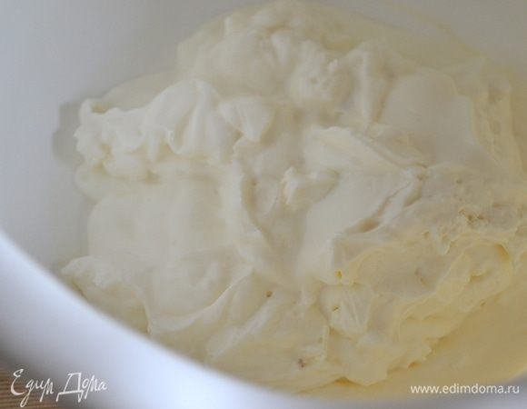 Йогурт и творог тщательно перемешиваем.
