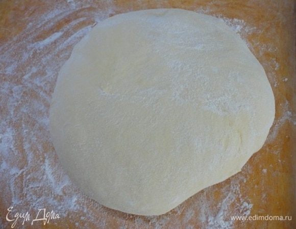 Выкладываем тесто на подпыленную мукой доску и формируем изделия.