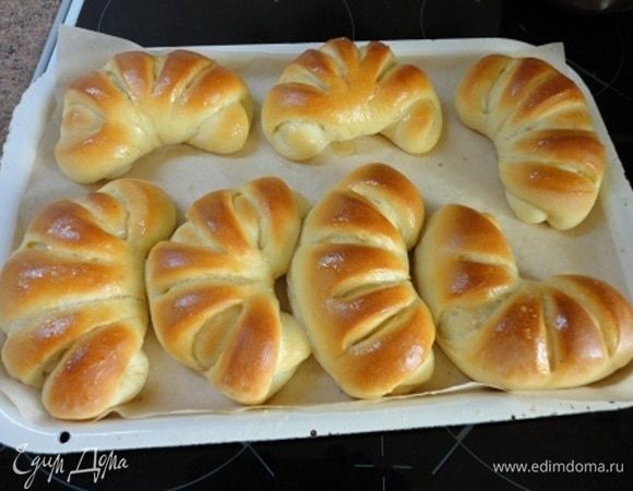 Духовку разогреваем до 200°C. Затем убавляем жар до 180°C и выпекаем булочки 15–20 минут. Я яблоки поливала лимонным соком, поэтому остался сироп. Вот им-то я и смазала горячие изделия.