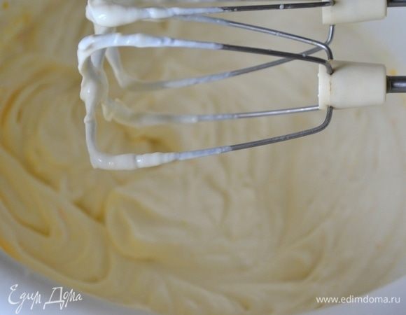 Кладем мед, упаковку пудинга, взбиваем. Отправляем мороженое в морозилку, не забываем почаще перемешивать, добиваемся однородности и нежности.