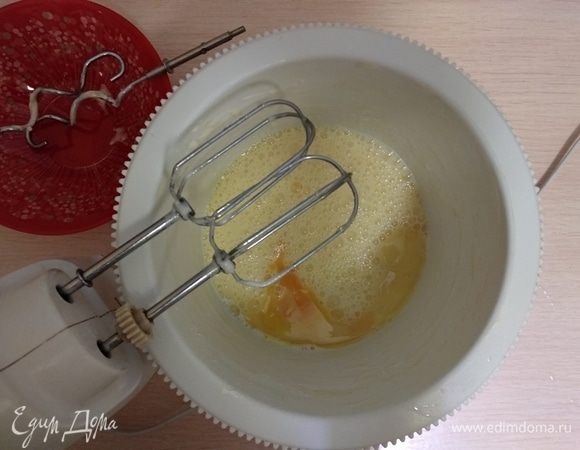 На 1 бисквитный корж: 5 яиц, 1 стакан сахара, взбиваем в пышную пену (должно увеличиться в 3–4 раза).