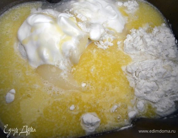 Замесить дрожжевое тесто: в хлебопечке уложить последовательно дрожжи, муку, сахар, молоко, масло, воду. Включить режим «тесто для пиццы», запустить цикл. Без хлебопечки: в теплое молоко добавить дрожжи, перемешать, добавить сахар, муку, сухое молоко и воду, все вымесить, скатать в шар и оставить бродить до роста теста в два раза.