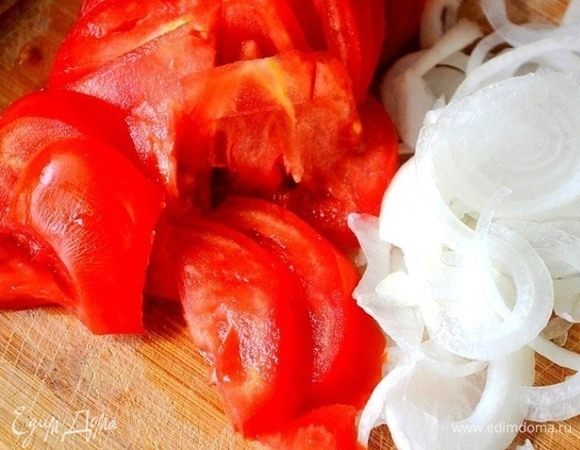 Тонко нарезаем лук и помидоры.