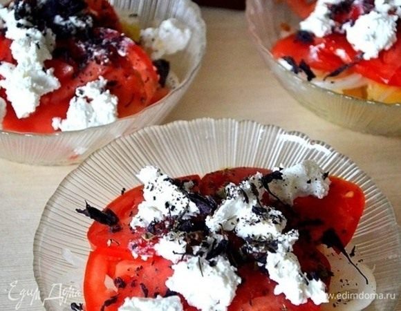 Поливаем салат маслом и посыпаем сверху сушеным базиликом.