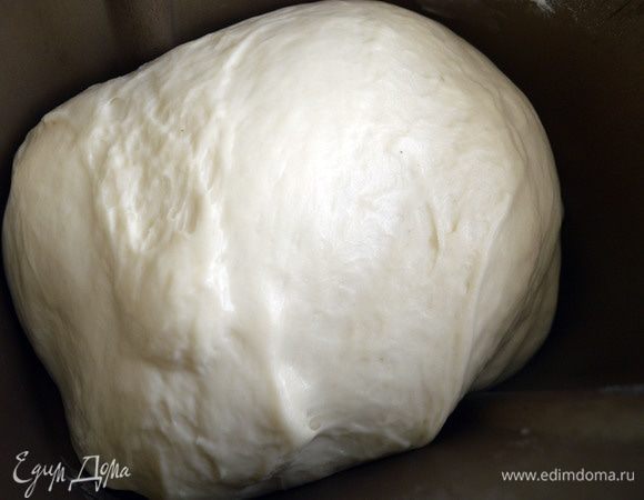 После хлебопечки тесто готово к разделке, можно приступать.