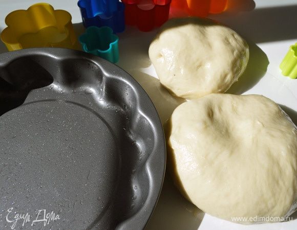 Разогреть духовку до 200°C, верх-низ. Готовое тесто поделить так: первая часть — это 3/4 от первой части, 1/4 — вторая. Смазать маслом форму.